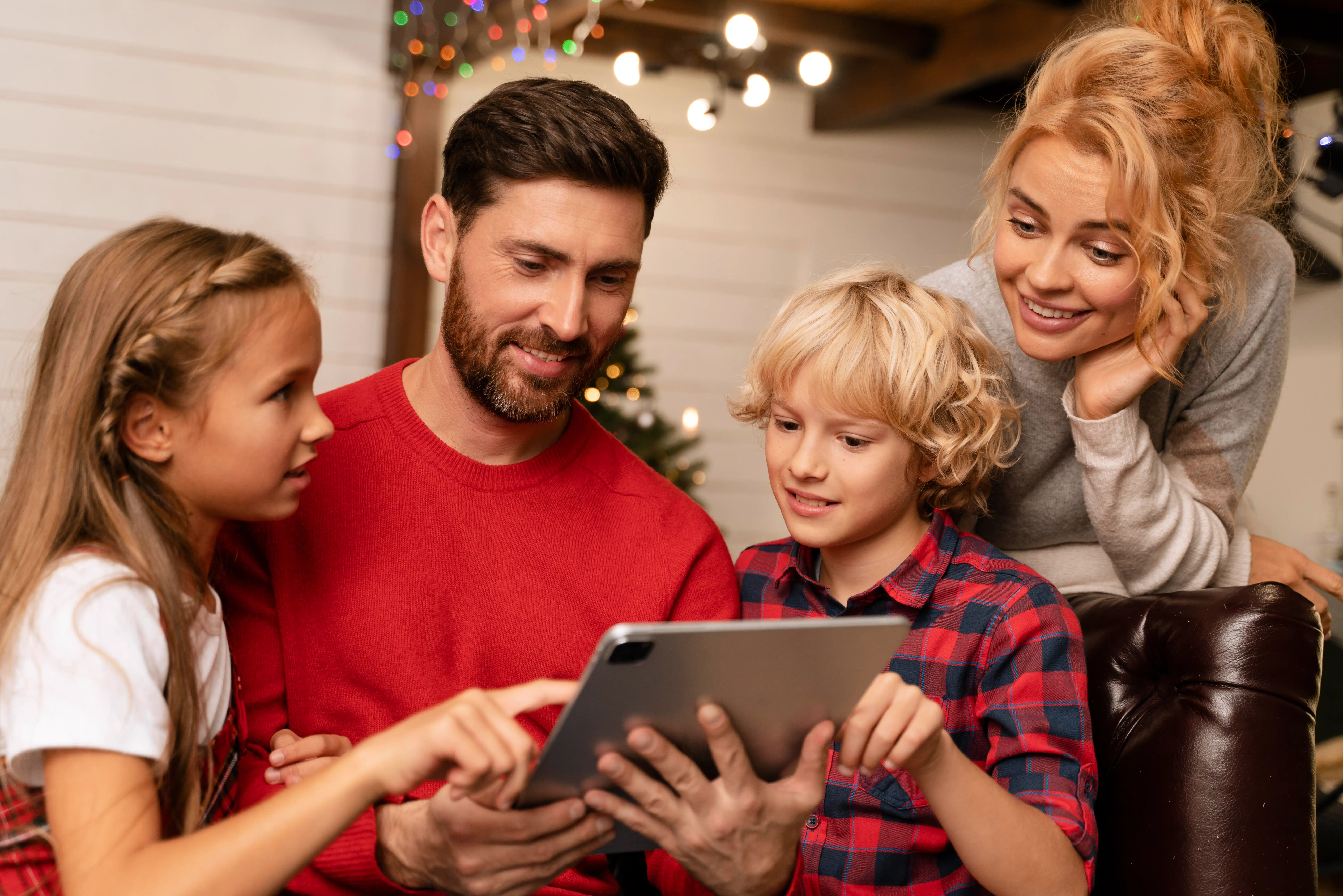 Famiglia felice che guarda foto su un tablet